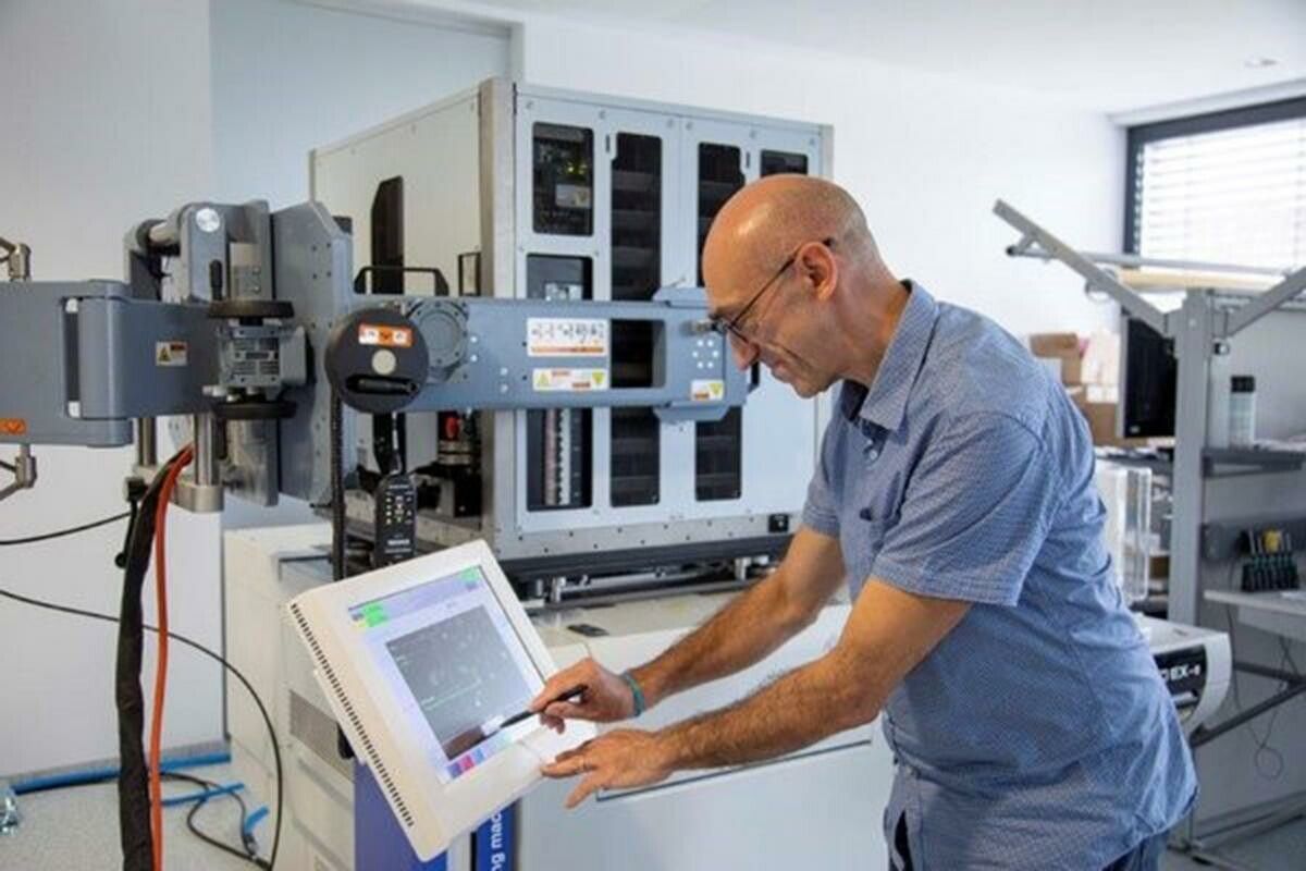 Innovative Lösungen und absolute Qualität (im Bild: Testgerät für die Chipentwicklung) haben das Unternehmen zu einem der führenden unabhängigen Entwickler gemacht. FA
