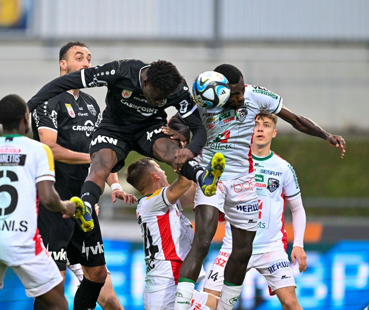 Intensiv war das Spiel (im Bild Ouédraogo gegen Diabaté) vor allem in der Anfangsphase, mit Fortdauer wurde Altach stärker.gepa