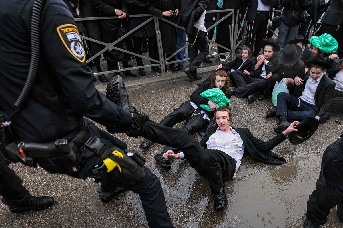 Israelische Polizisten versuchen, ultraorthodoxe jüdische Demonstranten gewaltsam zu entfernen, die sich in Jerusalem zu einem Protest gegen ihre Einberufung in die israelischen Streitkräfte versammelt haben. AFP