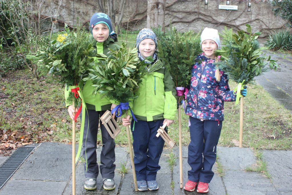 Jakob, David und Paula hatten beim Palmbuschbinden in Rankweil viel Freude. VN/TK