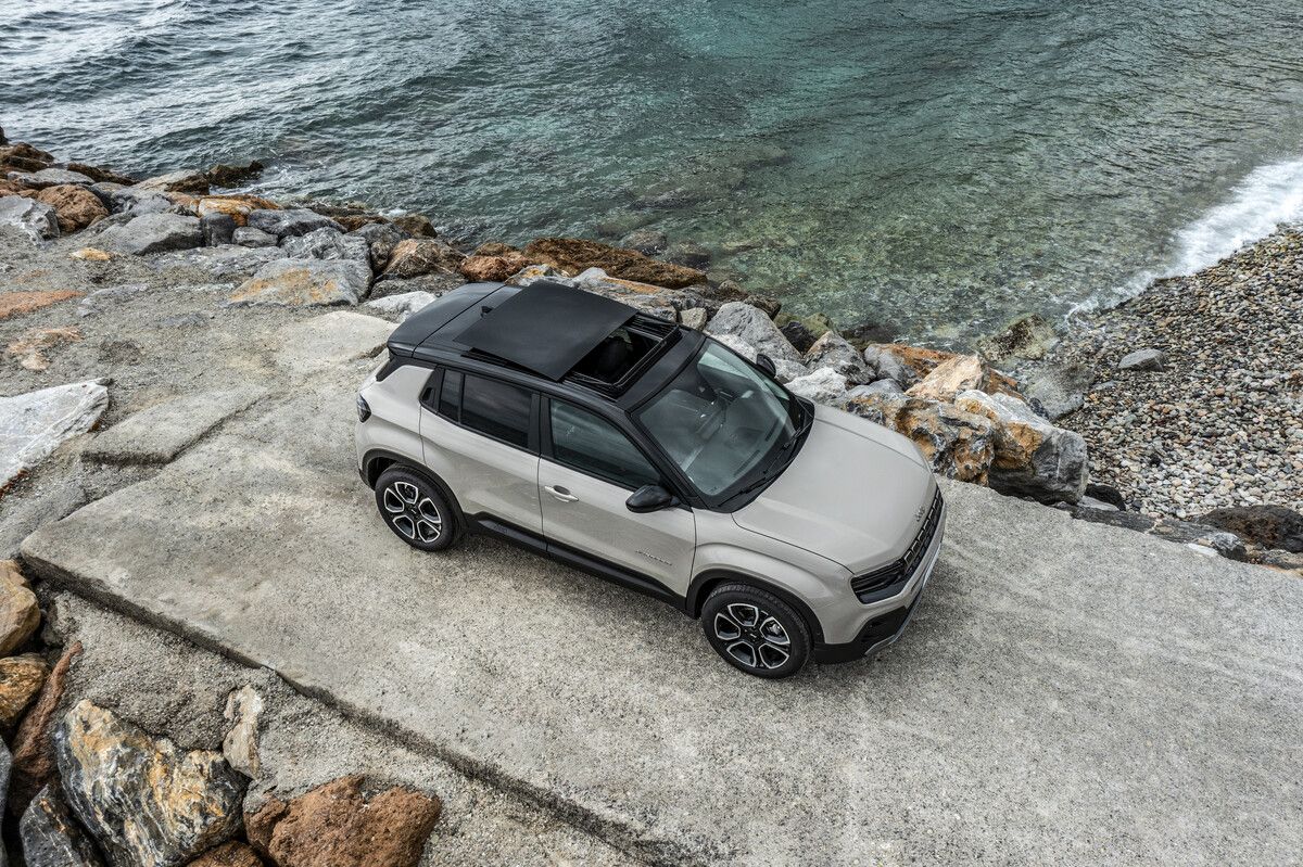 Jeep erweitert das Motorenangebot des Avenger. In dem kleinen SUV kommt nun ein Benziner mit Mildhybridunterstützung zum Einsatz. Beim e-Hybrid unterstützt ein 21 kW/29 PS starker E-Motor den 1,2-Liter-Dreizylinder mit 74 kW/100 PS. Die Kraftübertragung an die Vorderräder erfolgt über ein Sechsgang-Doppelkupplungsgetriebe. Bei Geschwindigkeiten unter 30 km/h kann das 4,08 Meter kurze SUV mit dem Strom aus der 48-Volt-Lithium-Ionen-Batterie bis zu einem Kilometer weit elektrisch fahren. Jeep gibt als Durchschnittsverbrauch Werte von rund 5 Litern an.
