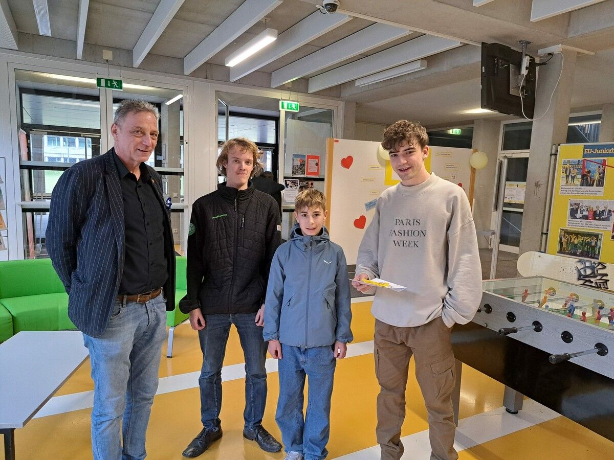 Julian Ess aus Rankweil (r.) gewann den Hauptpreis, einen Gutschein für den Escaperoom Vorarlberg.hakhas