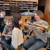 Kinder zu Besuch bei der Bürgermusik Fraxern