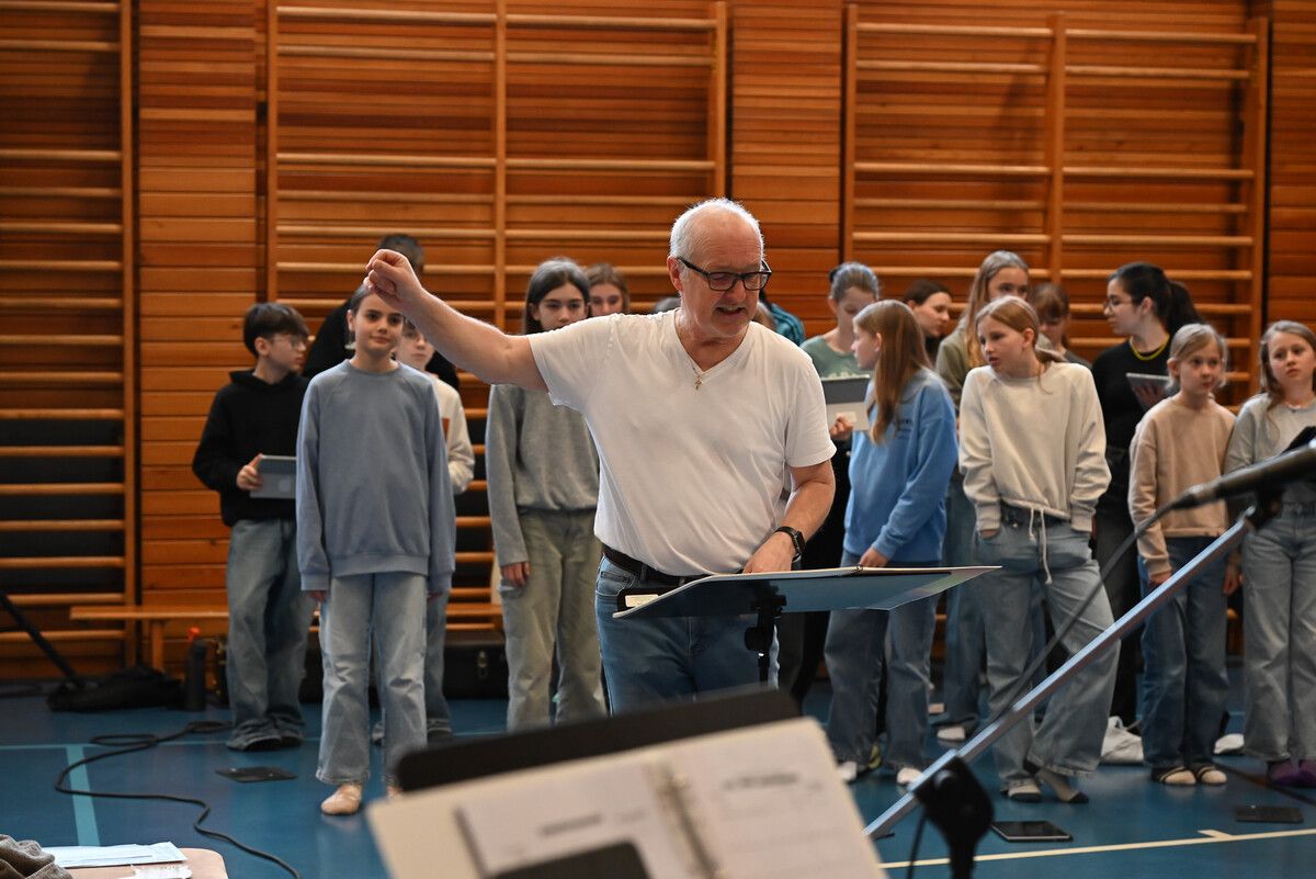 Kapellmeister Josef Eberle fügt die Instrumentalmusik mit dem Chor zusammen. BVS
