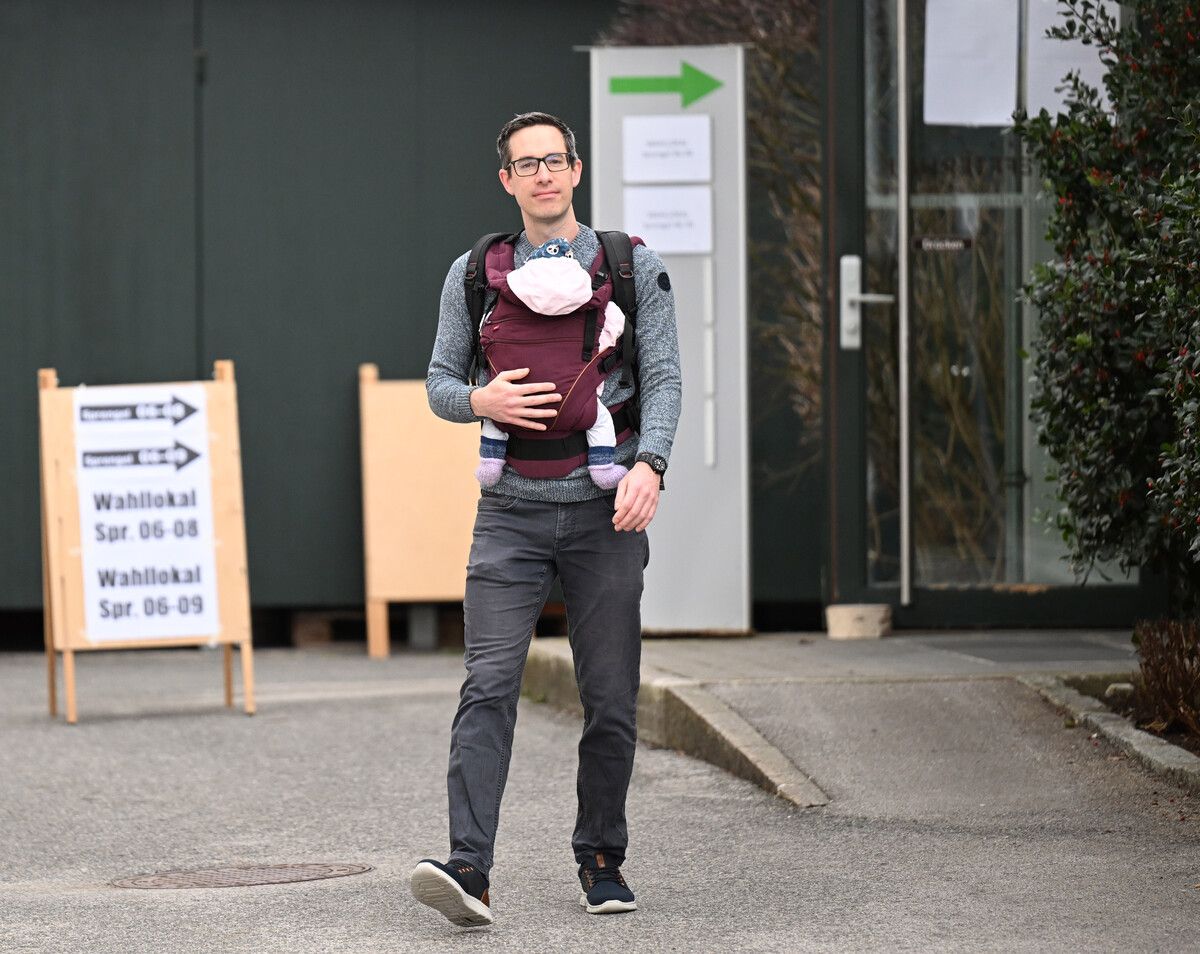 Kay-Michael Dankl, als Wähler mit Baby bei der Gemeinderatswahl in Salzburg: Dass er für Kommunisten antritt, schadet ihm nicht. Vor allem Jüngere scheint das nicht abzuschrecken. APA