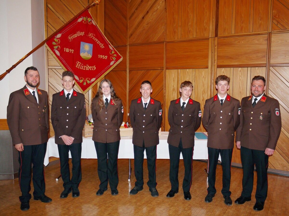 Kommandant Patrick Zimmermann, Noah Lins, Leonie Hutter, Frederik Martin, Noah Neßler, Max Ben Romdhane und Kommandantstellvertreter Florian Moosbrugger. OF Nüziders