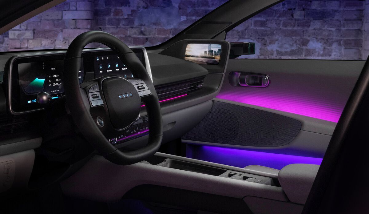 Komplett digitales Cockpit, garniert mit analogen Steuerungselementen.