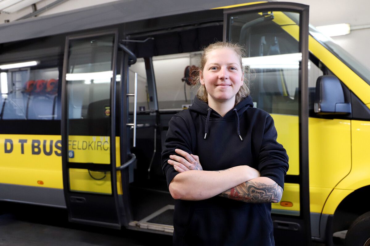Kraftfahrzeugtechnikerin Stephanie Lins sorgt als Werkstattleiterin dafür, dass die Flotte von Niggbus immer einsatzbereit ist.Thomas Metzler