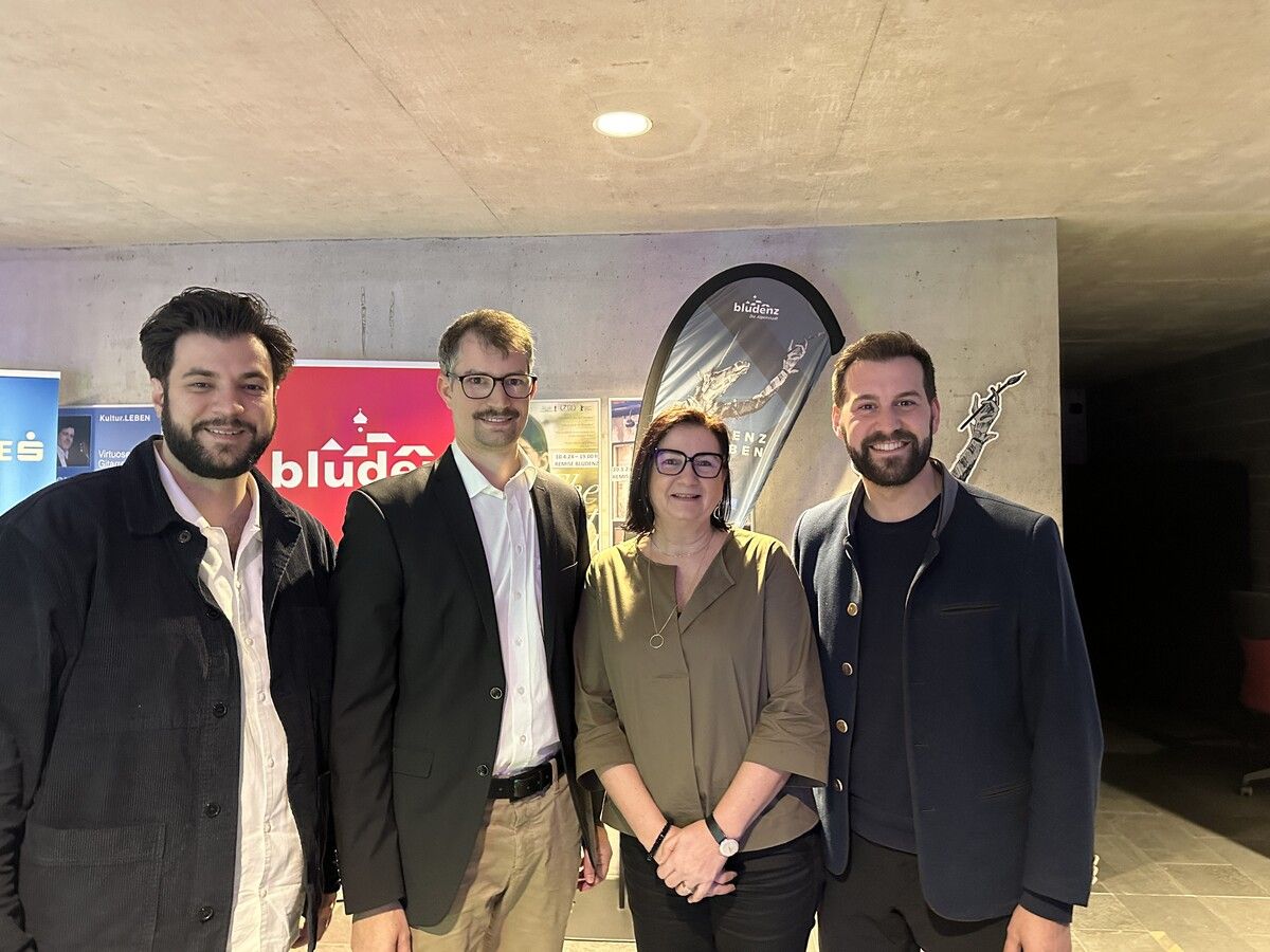 Kulturstadtrat Cenk Dogan, Stefan Stachniß (Obmann des Geschichtsvereins Region Bludenz), Prof. Brigitte Truschnegg sowie Bürgermeister Simon Tschann. BI