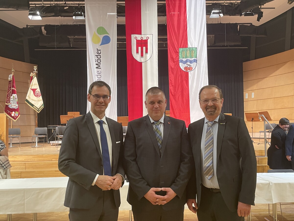 Landeshauptmann Markus Wallner mit Neo-Bürgermeister Daniel Schuster und Neo-Altbürgermeister Rainer Siegele.VN/SAH