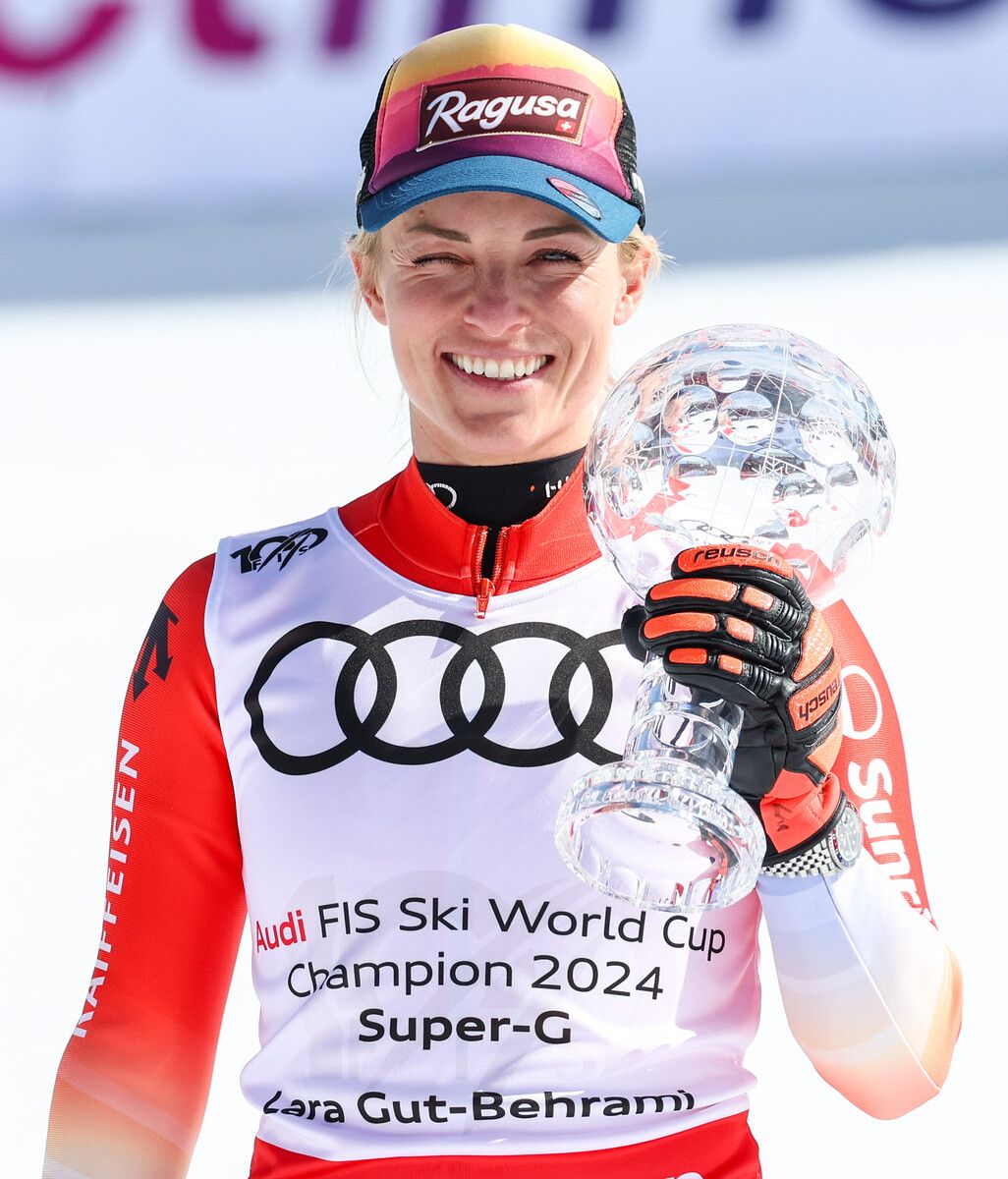 Lara Gut freute sich bei strahlendem Sonnenschein über die Kristallkugel.Gepa