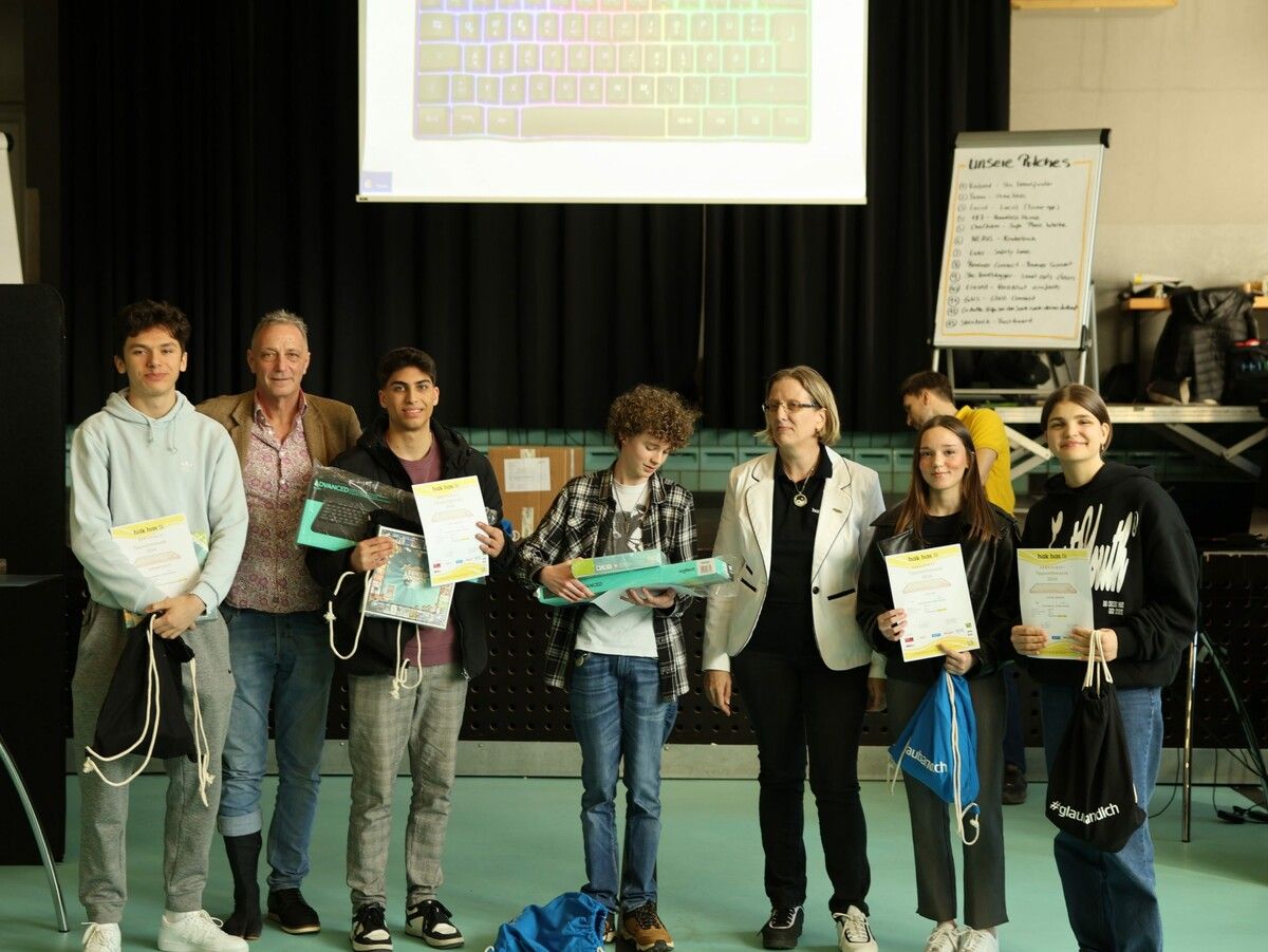 Leonardo Ljacaj, Direktor Michael Weber, Sasha Mattes, Emilio Madlener, Maud Maillet, Ece Tan und Sarah Zöhrer. hak has fk/social-media-team