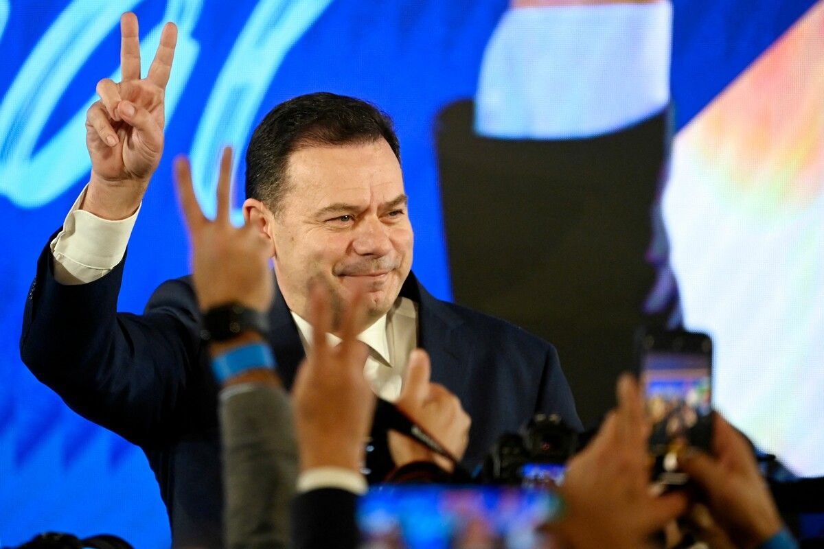 Luis Montenegro, Chef der Konservativen Allianz AD, gibt den Sieg bekannt. AFP