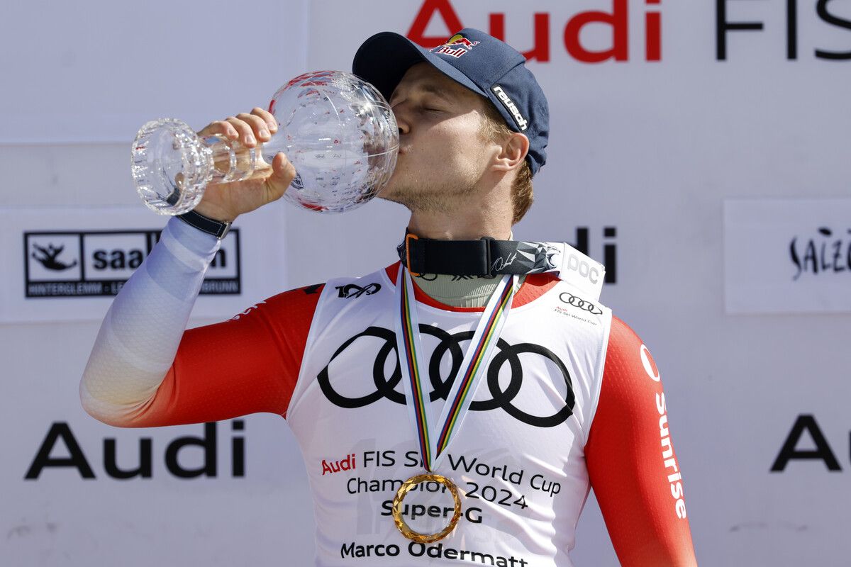 Marco Odermatt küsste die Super-G-Kugel. AP, Apa, Gepa