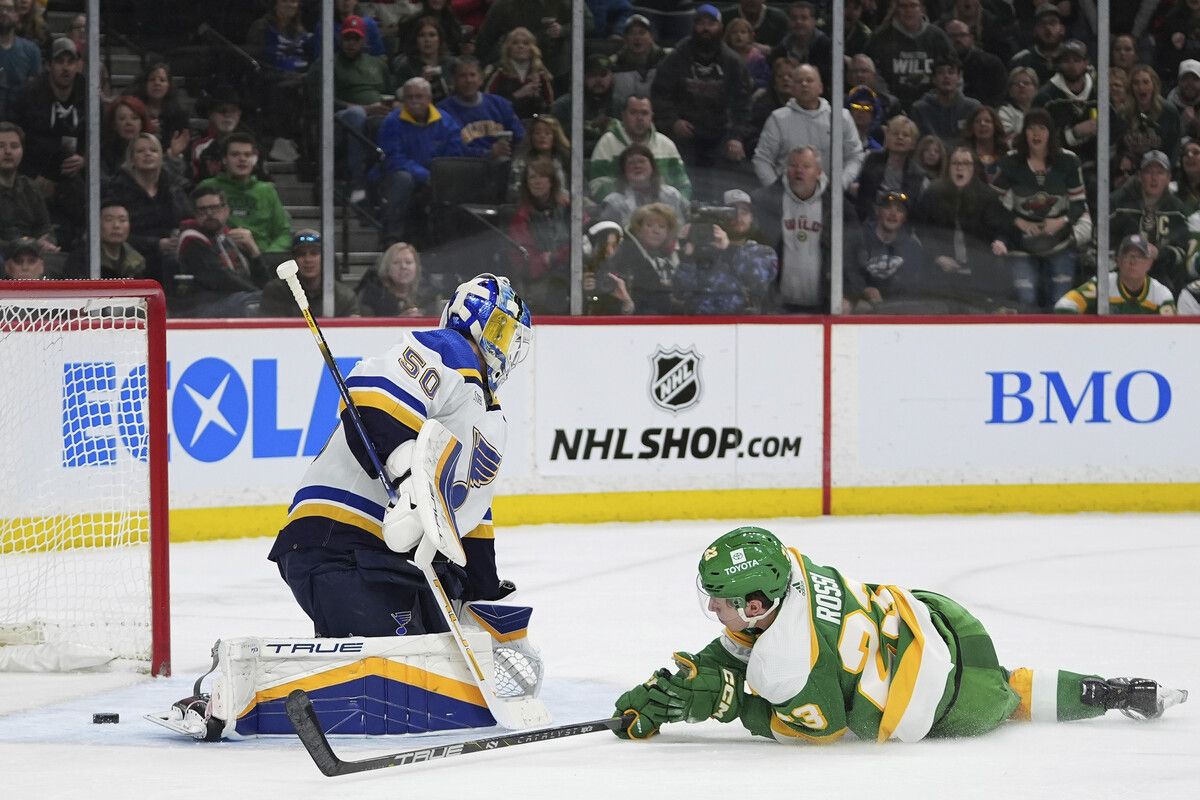 Marco Rossi brachte die Scheibe trotz eines Stolperers im Tor der St. Louis Blues unter. AP