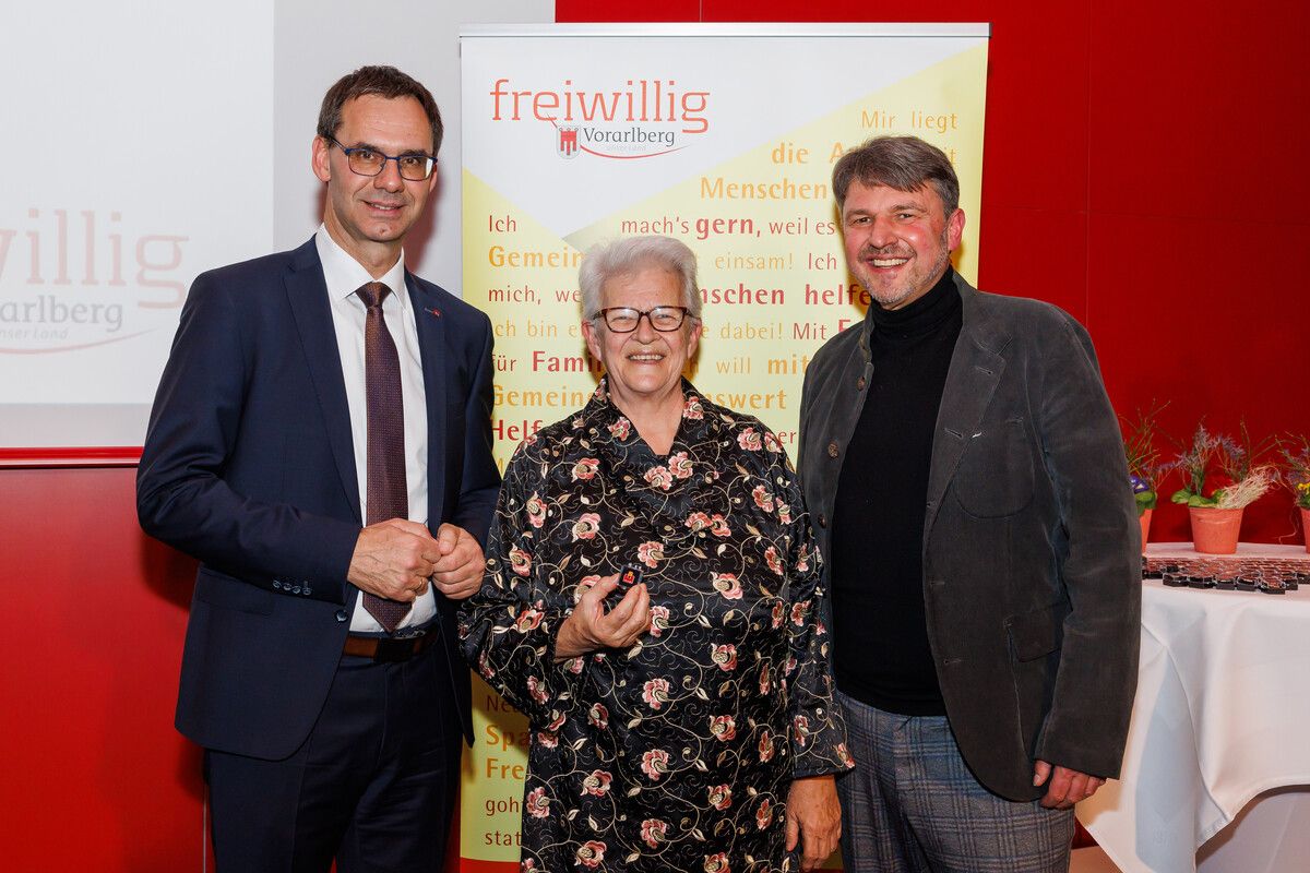 Margareta Formanek (S-MAK) wurde von LH Markus Wallner (links) und Bgm. Kurt Fischer geehrt.Gde
