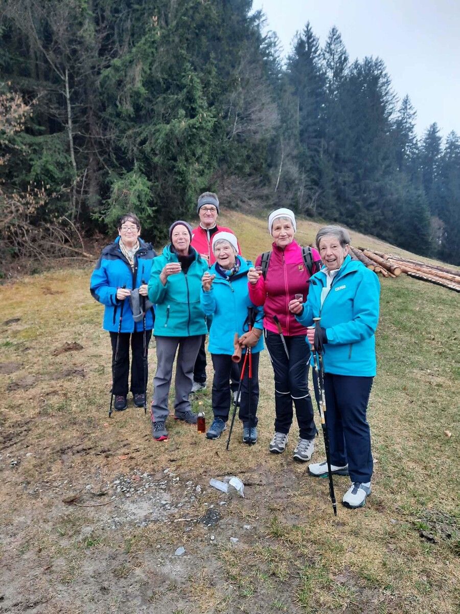 Margrit verwöhnte die Wandergruppe am Gipfel mit „Herztropfen“ und Süßigkeiten.50Plus
