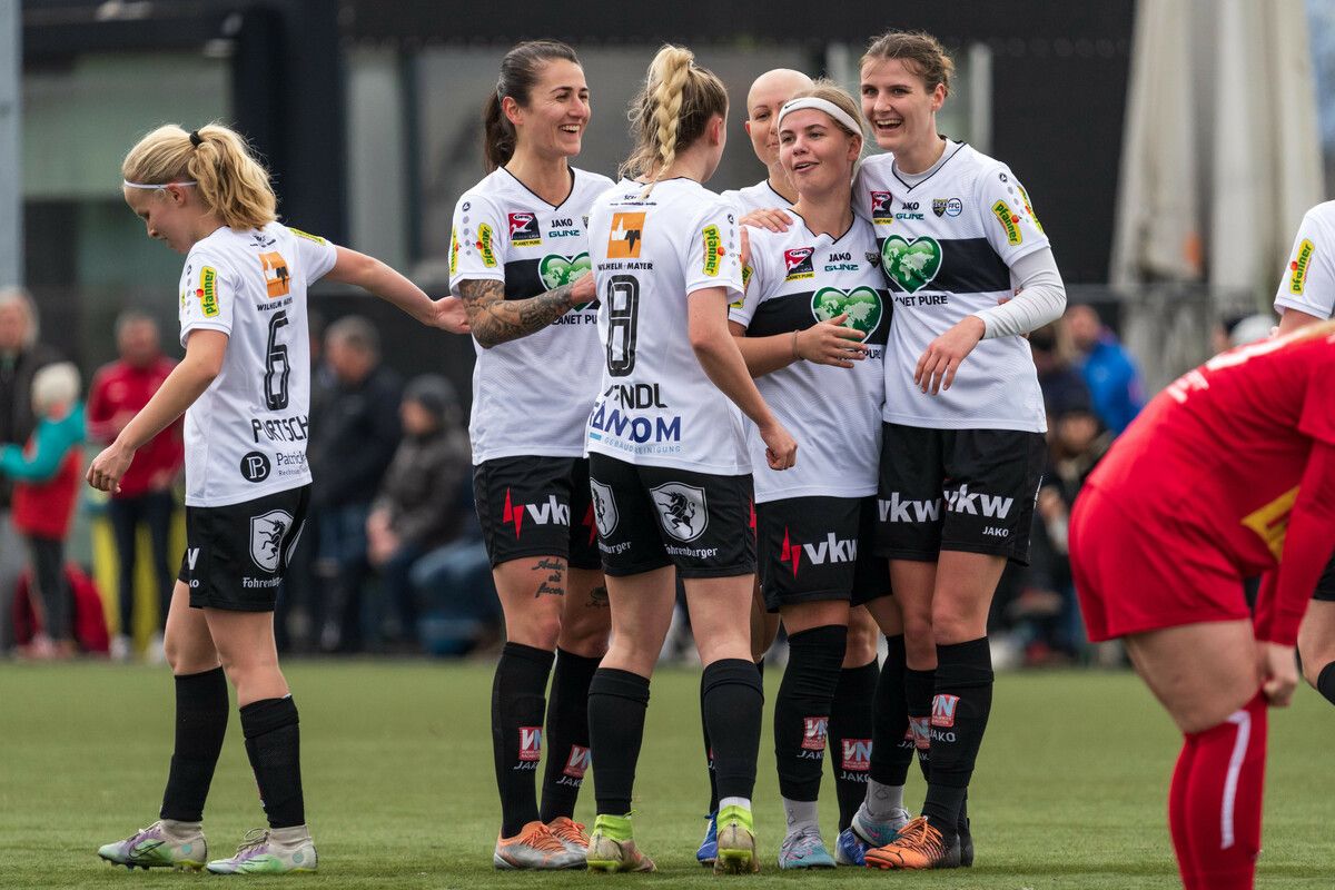 Maria Olsen wurde ob ihres wunderbaren Treffers zum 2:0 geherzt.Stiplovsek