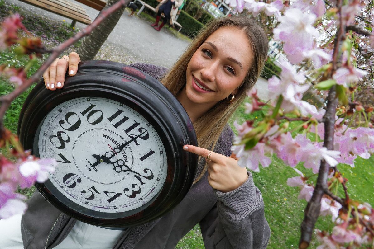 Martina aus Dornbirn ist vorbereitet: In der Nacht auf Sonntag werden die Uhren vorgestellt. VN/Steurer