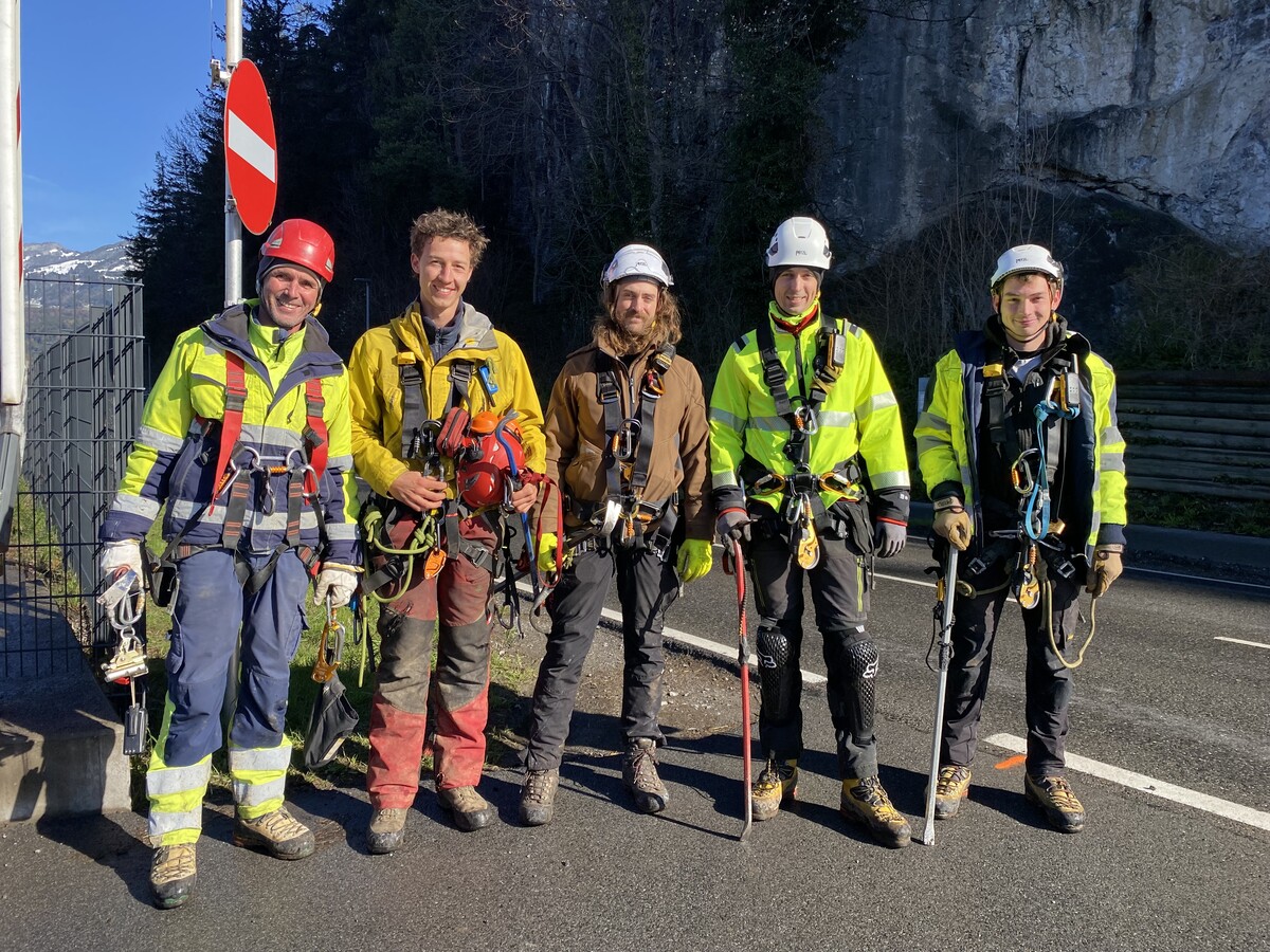 Max Lechleitner, Fabian Sepperer, Craine Free, Tadej Lampe und Tom Godec haben an diesem Tag den Hängenden Stein von losem Gestein befreit. VN/JUN