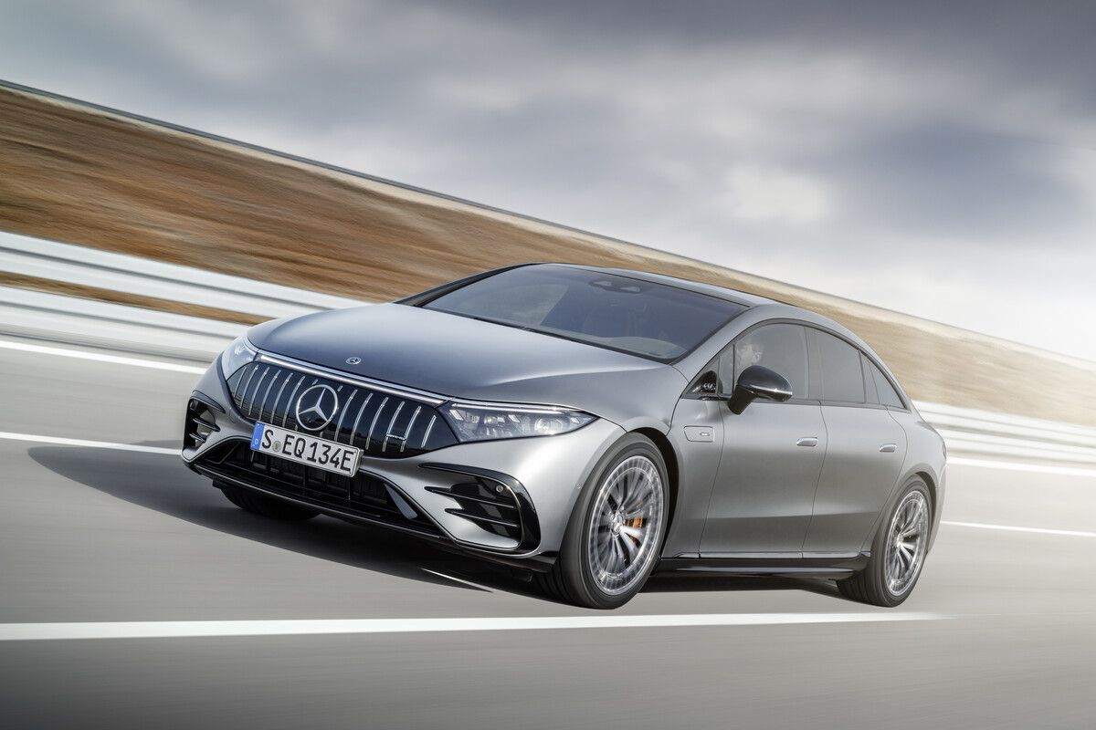 Mercedes-Benz EQS: eine stattliche Limousine – 5,233 Meter – mit fließendem Heck und je nach Leistung Hinter- oder Allradantrieb. Hat von 360 bis zu 761 PS.