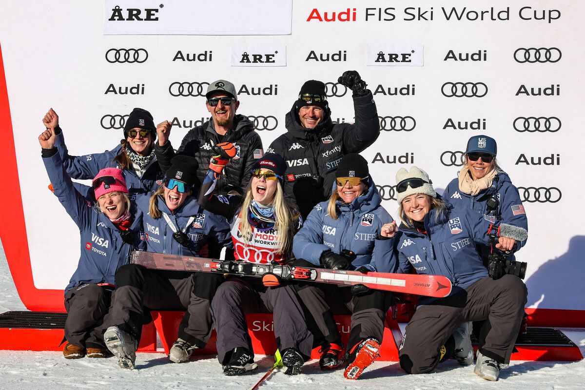 Mikaela Shiffrin feierte gemeinsam mit dem US-Skiteam ihren 96. Weltcupsieg.gepa