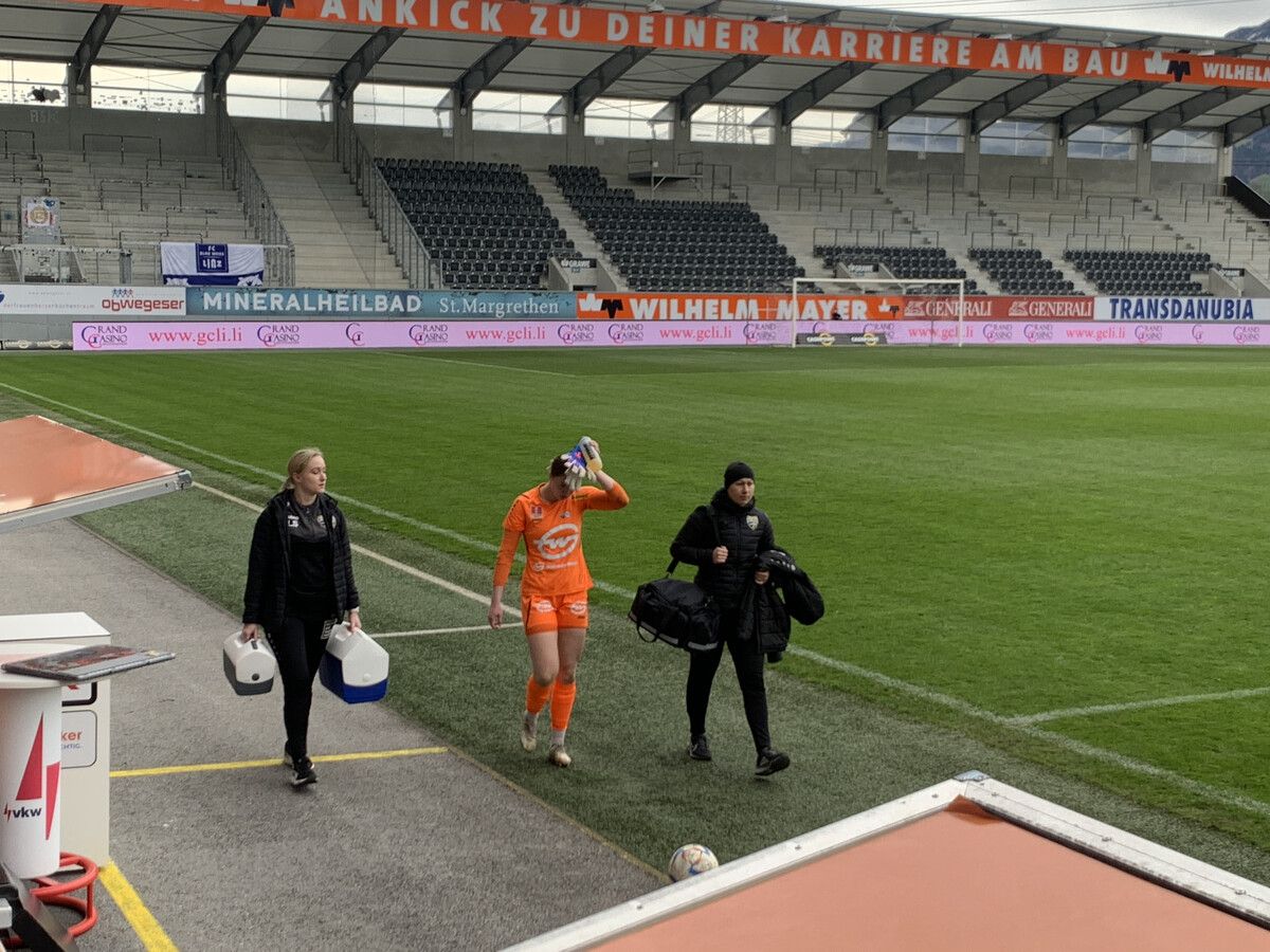Mit einem brummenden Kopf musste Zoe Steenhuis zur Pause vom Platz.Adam