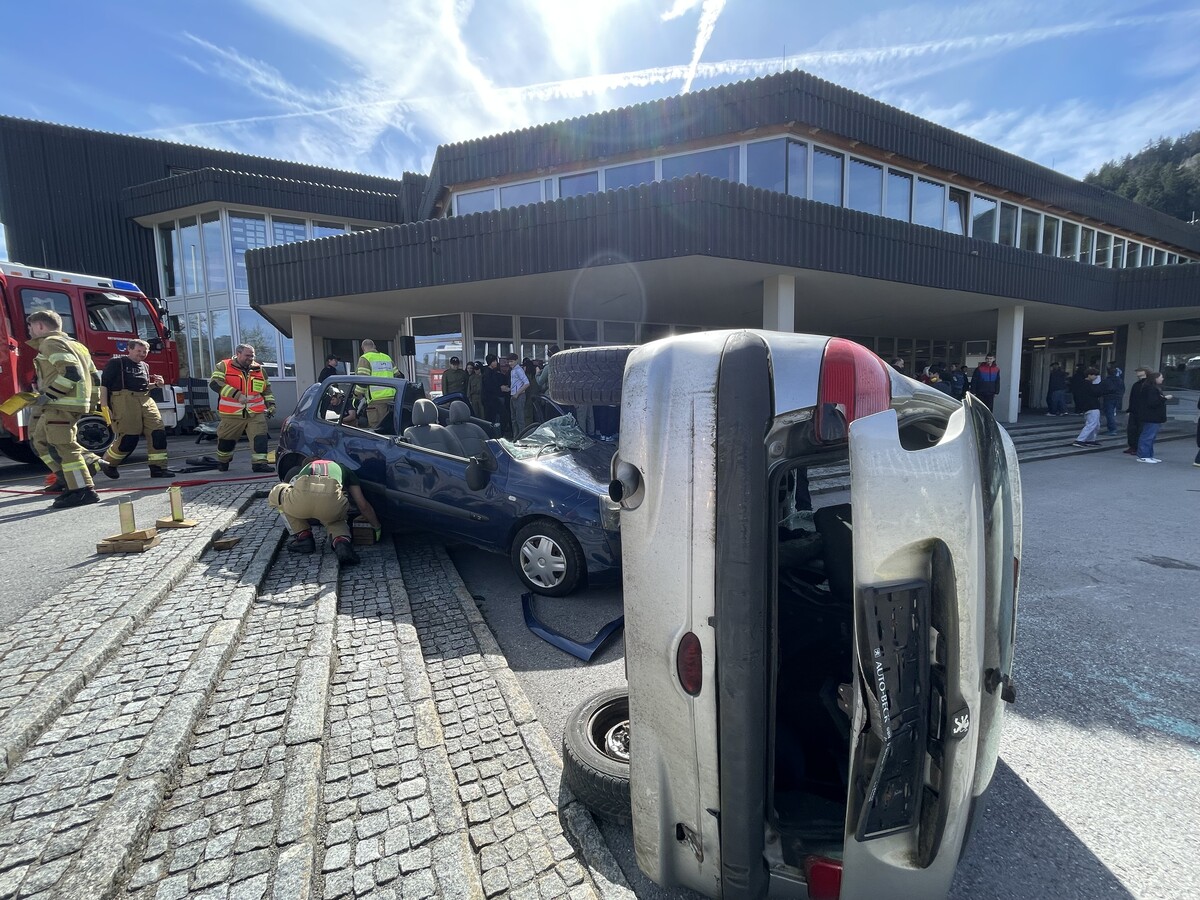 Mit zwei Pkw wurde auf dem Schulhof ein schwerer Verkehrsunfall simuliert.VN/LIH