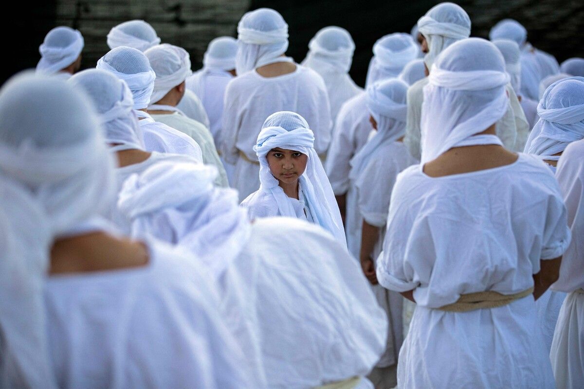 Mitglieder der sabäisch-mandäischen Gemeinschaft im Irak nehmen an einem Ritual zur Feier des fünftägigen Schöpfungsfest in Basra teil. AFP