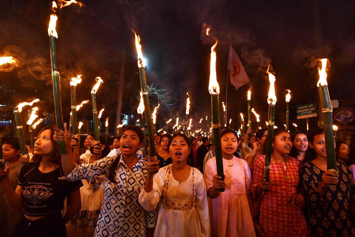 Mitglieder einer Studentenverbindung nehmen an einer Kundgebung in Guwahati teil, um gegen die Umsetzung des „Citizenship Amendment Act“ zu protestieren, der vor allem Muslime in Indien diskriminiert. AFP
