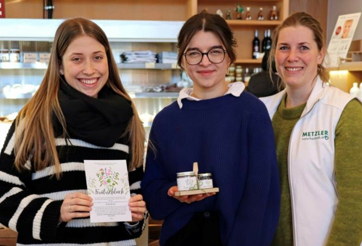 Mona Greussing und Elena Feurstein präsentieren heute die in Zusammenarbeit mit Magdalena Metzler entwickelte Arbeit „Zurück zur Natur“, inklusive „Krütrschluck“. stp