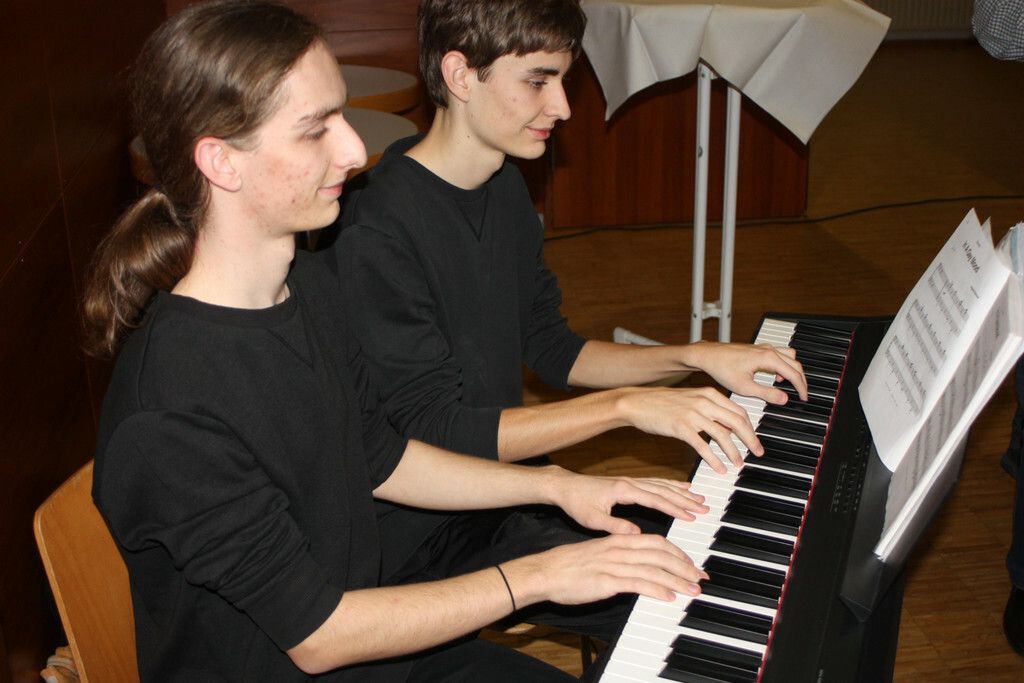 Musikalisch untermalt wurde das ganze von Benjamin und Julian Hauser.