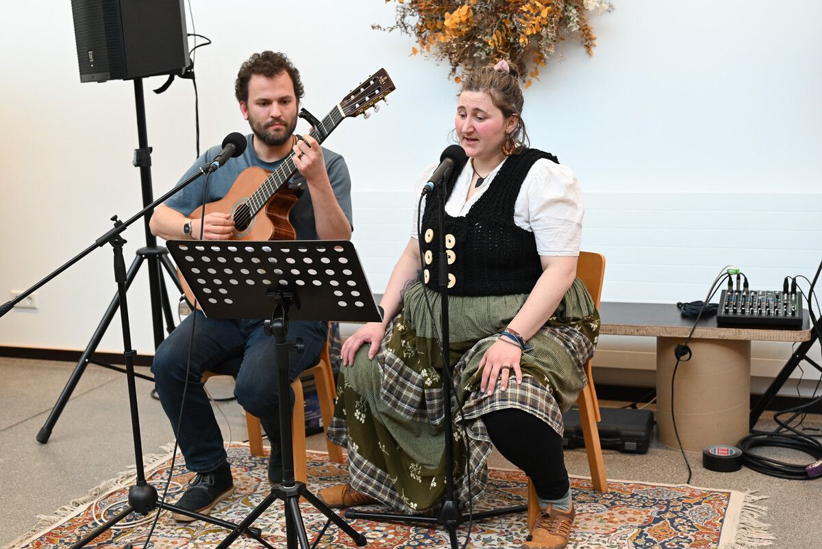 Musikalisch wurde die Eröffnung von der Gruppe “Elefantenfeder” umrahmt.