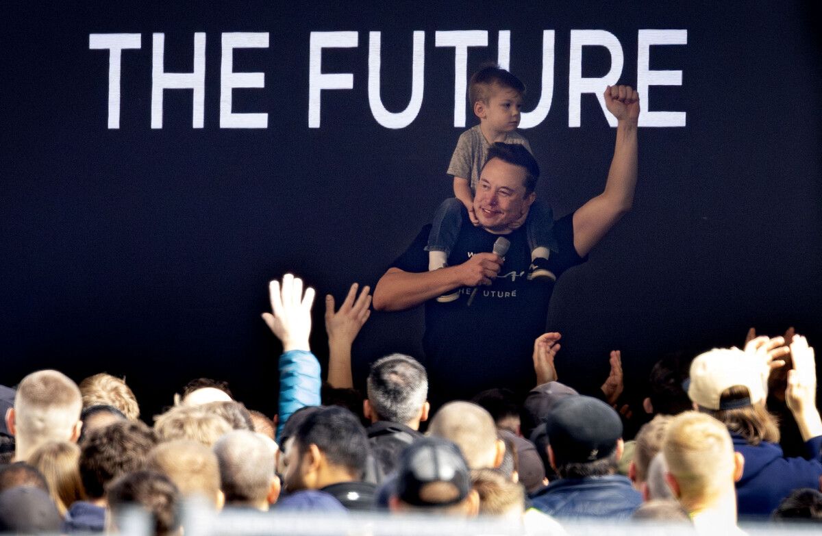 Musk trug bei seinem Auftritt seinen Sohn X Æ A-XII auf den Schultern. AFP