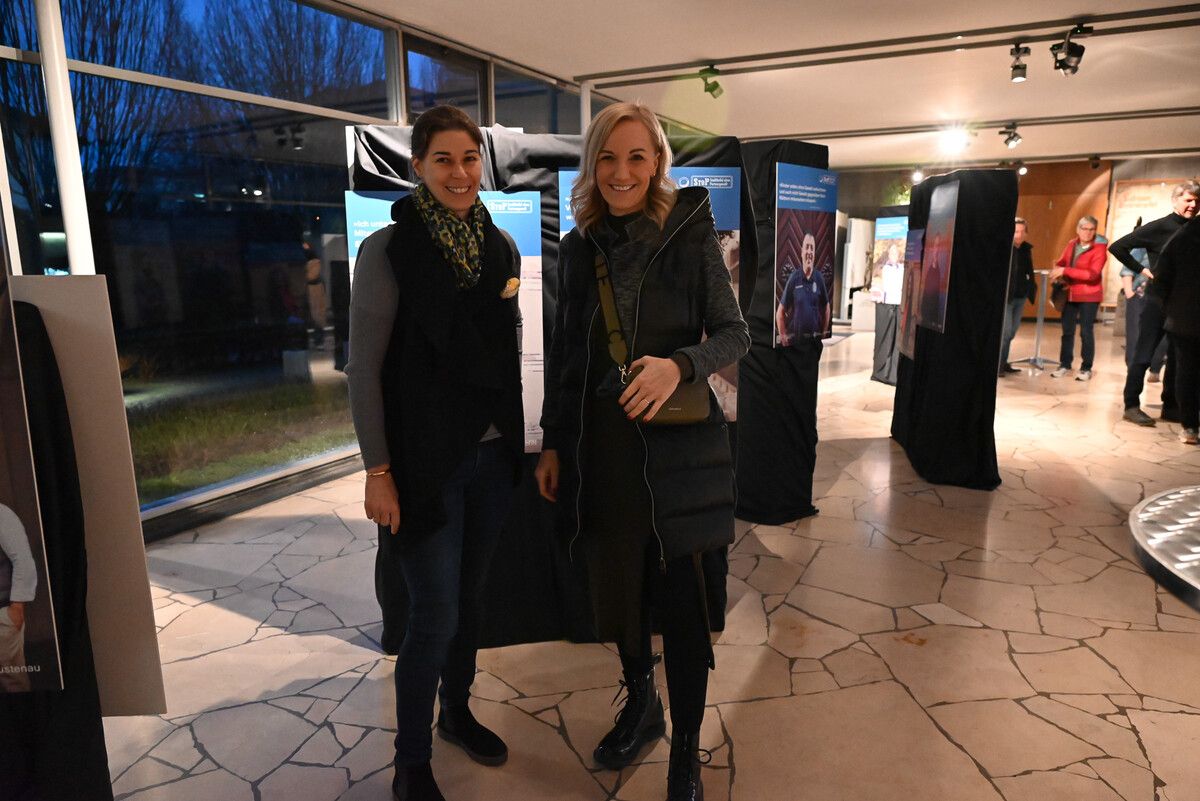 Nadine Peschl (ÖVP) und Ingrid Hofer waren bei der Eröffnung dabei. bvs (2)