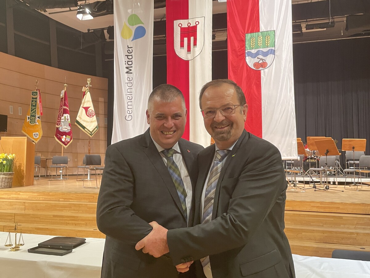 Neo-Altbürgermeister Rainer Siegele übergab gestern Abend die Geschicke der Gemeinde Mäder in die Hände von Neo-Bürgermeister Daniel Schuster.vn/hartmann