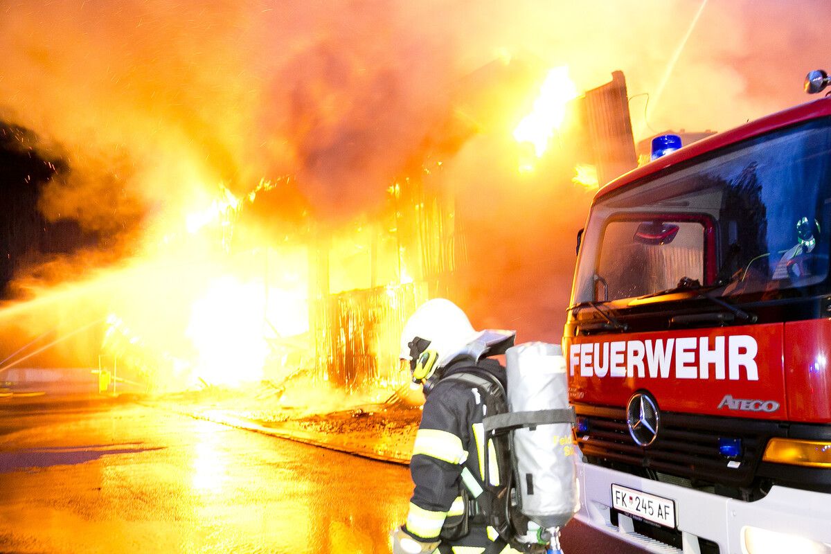 Neun Feuerwehren waren mit 37 Fahrzeugen und über 300 Einsatzkräften gegen das Feuer im Einsatz. D. Mathis