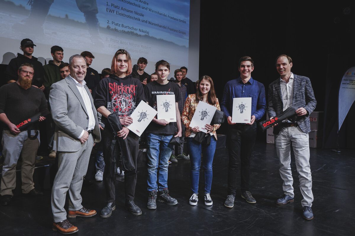 Obmann Dominik Lercher mit Nicolai Robert Boss (3. Platz), Nikolaj Burtscher (2. Platz), Nicole Amann und André Hartmann (1. Platz) und Innungsmeister Klaus Ehgartner. Eva Rauch