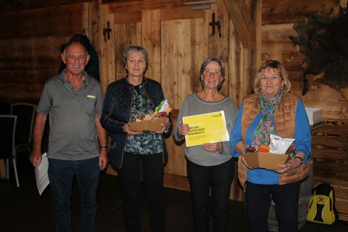 Obmann Hermann Begle mit dem Siegertrio: Melitta Burtscher, Maria Irgang und Rosa De Carli. 50Plus Altach