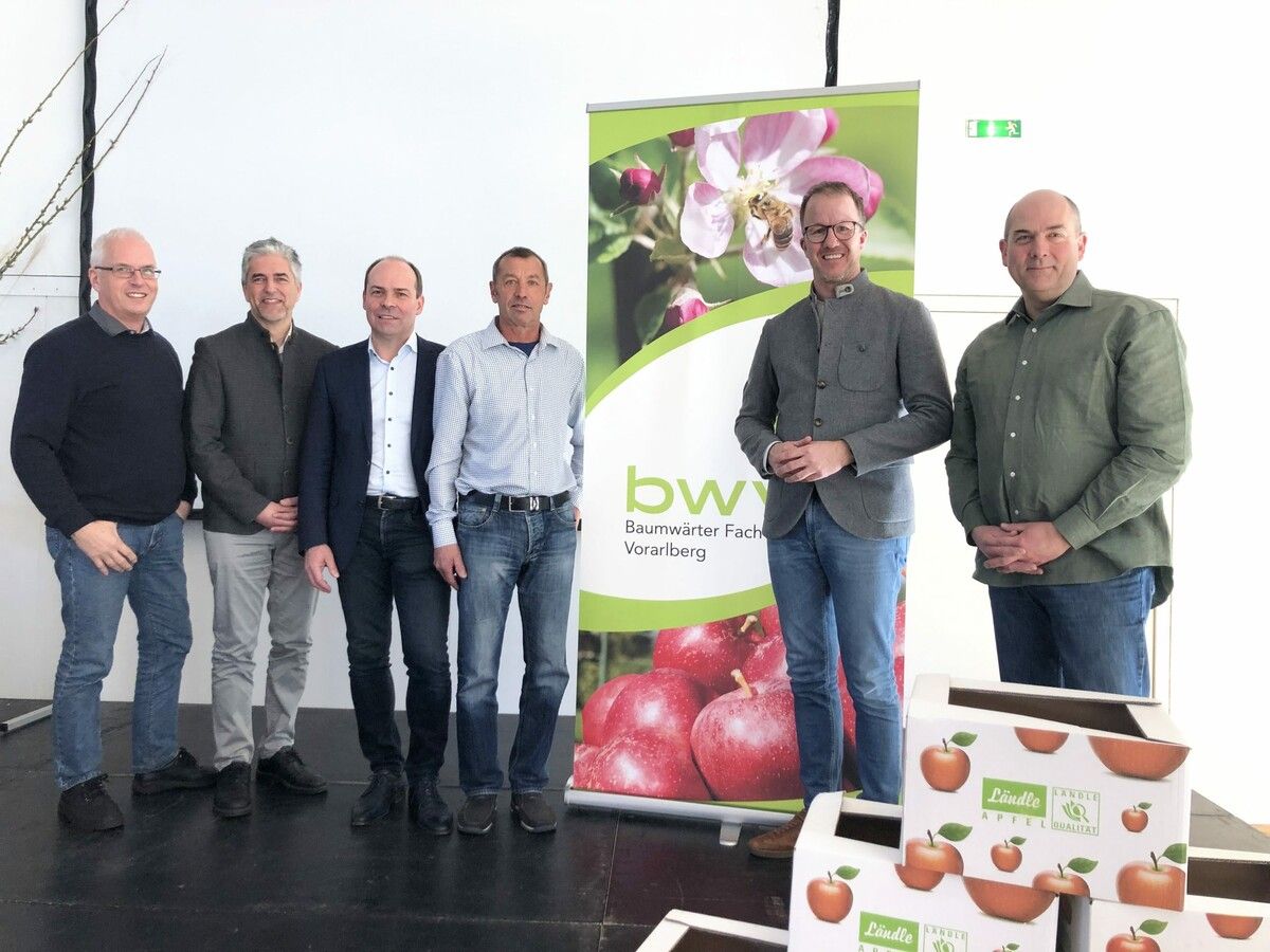Obstbau-Referent Ulrich Höfert, LK-Dir. Stefan Simma, HR Franz Rosner (HBLA Klosterneuburg), Obmann Armin Rauch, Agrar-Landesrat Christian Gantner und Alejandro Schwaszta. RankweilBaumwärterverband