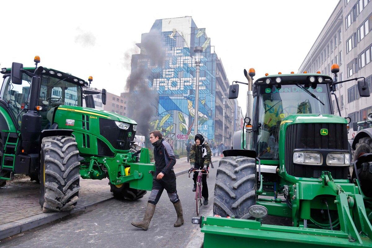 Obwohl die EU den Landwirten entgegengekommen ist, protestieren in Brüssel wieder Bauern aus ganz Europa. AFP
