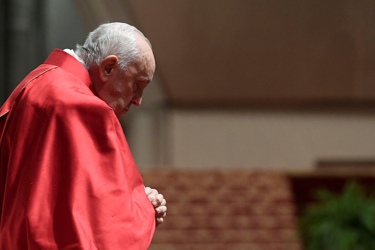 Papst Franziskus bei der Karfreitagsliturgie im Petersdom. vatican media