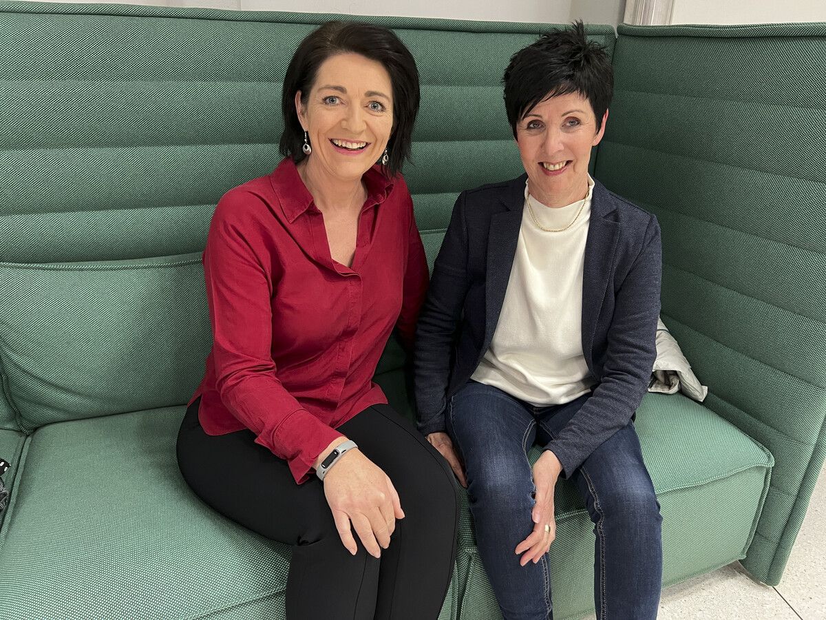 Petra Dickinger (Dogrel) und Sabine Albrich lauschten den Worten der Autorin.