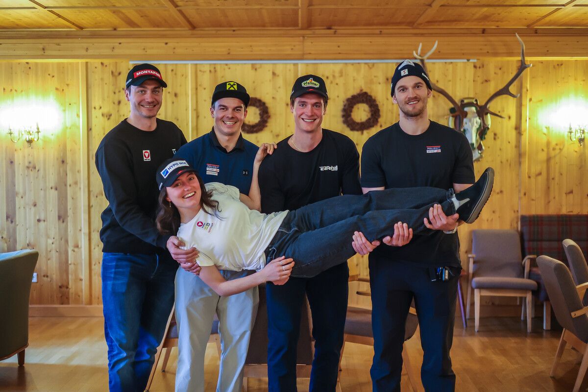 Pia Zerkhold wird von den Burschen, Alessandro Hämmerle, Jakob Dusek, Luca Hämmerle und Julian Lüftner (von links) auf Händen getragen.Steurer