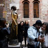 Zu viel Touristenandrang: Loch an Brust von Julia-Statue in Verona