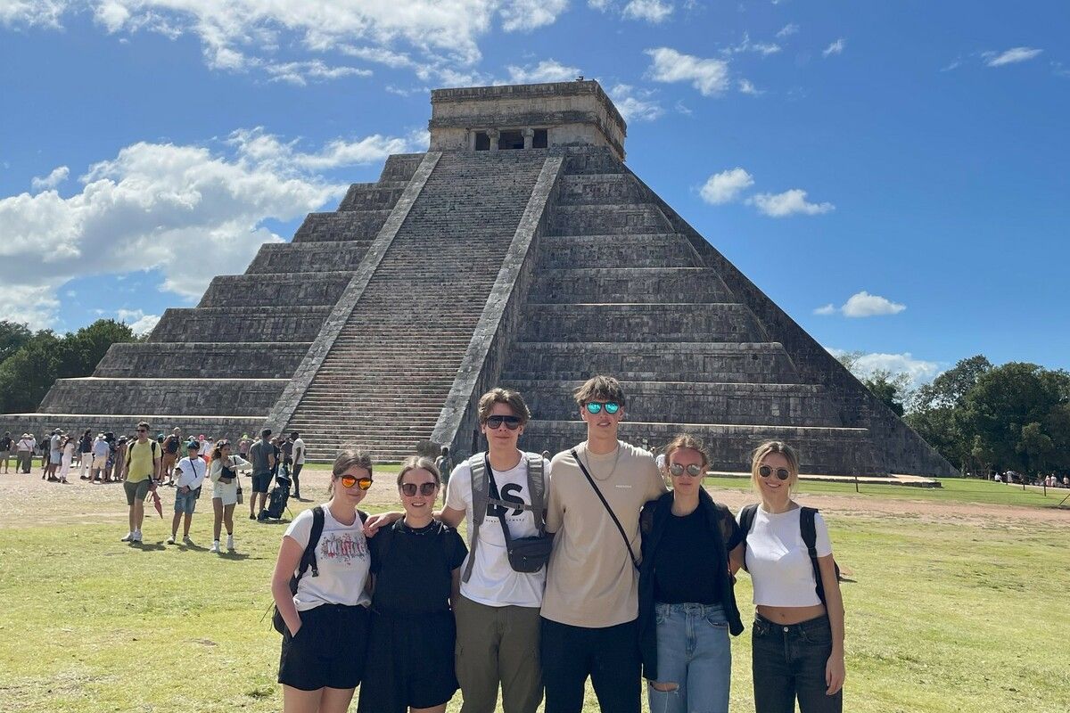 Reise in die Vergangenheit: Die Pyramide des Kukulcan – 30 Meter hoch, 55 Meter Grundkantenlänge, rund 1000 Jahre alt – ist das markanteste Objekt der über 15 Quadratkilometer großen Chichén Itzá, einer der größten Ruinenstätten Mexikos. BWS