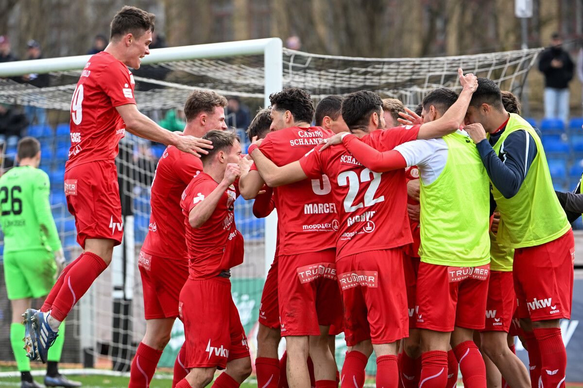 Riesenjubel beim so viel gescholtenen Team des FC Dornbirn nach dem 4:1-Sieg im Derby bei SW Bregenz. gepa