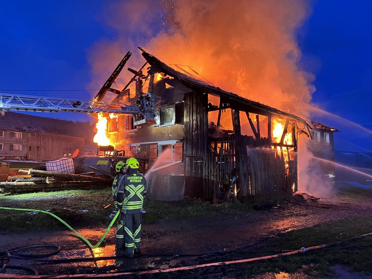 Rund 250 Einsatzkräfte mehrerer Feuerwehren des Bregenzerwaldes waren bei den Löscharbeiten vor Ort. vlach