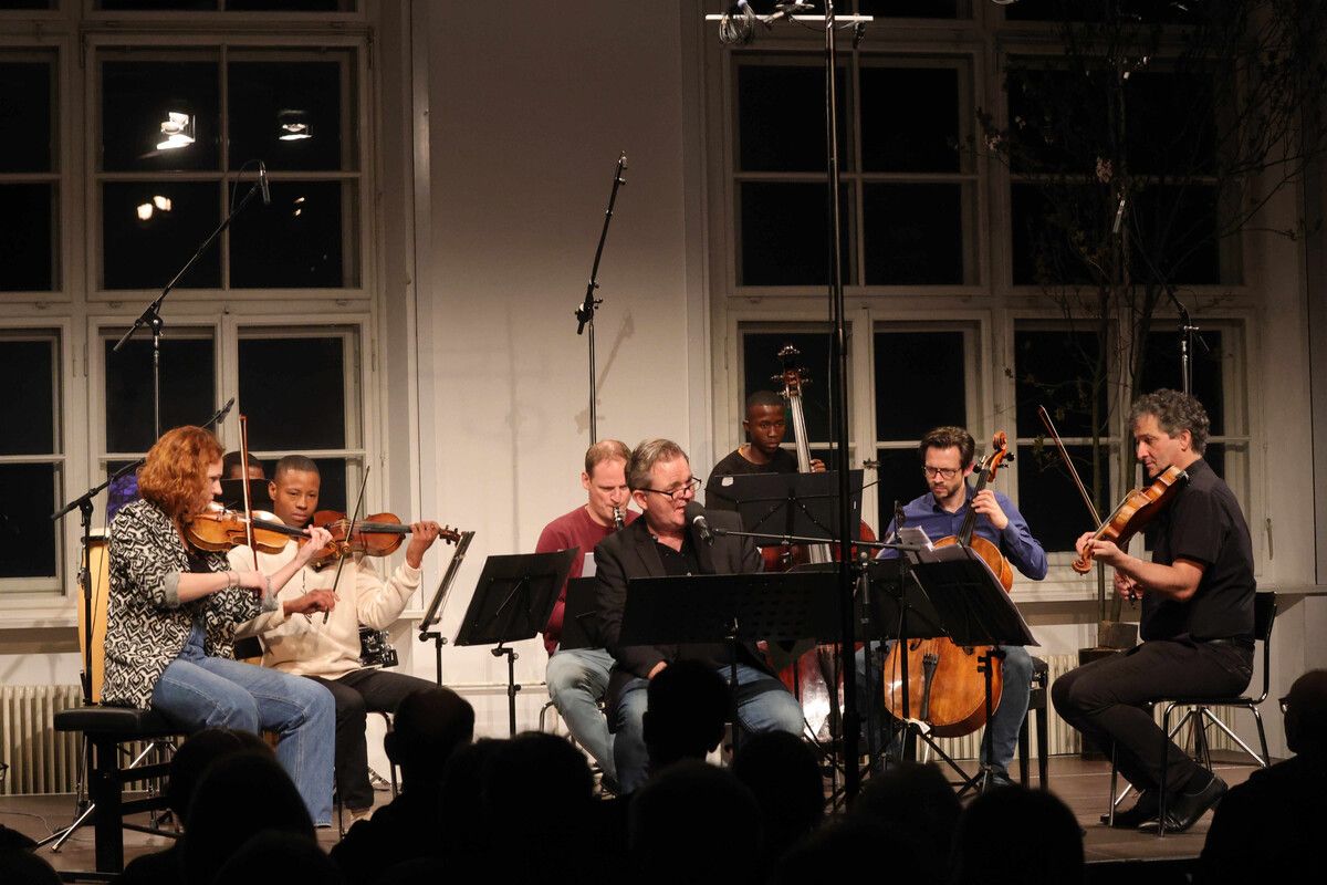 Schauspielgröße Cornelius Obonya und die Musiker in Aktion.