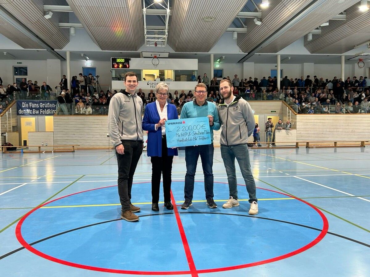 Scheckübergabe von je 1100 Euro an „Ma hilft“ und das Schulheim Mäder vom HC BW Feldkirch.verein